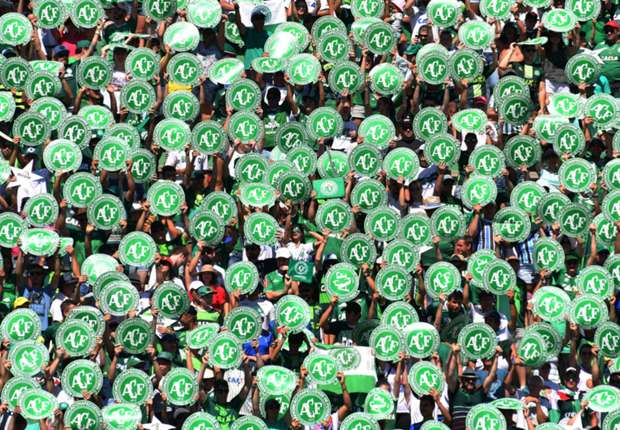 
C&aacute;c CĐV tưởng nhớ cầu thủ Chapecoense trong vụ rơi m&aacute;y bay
