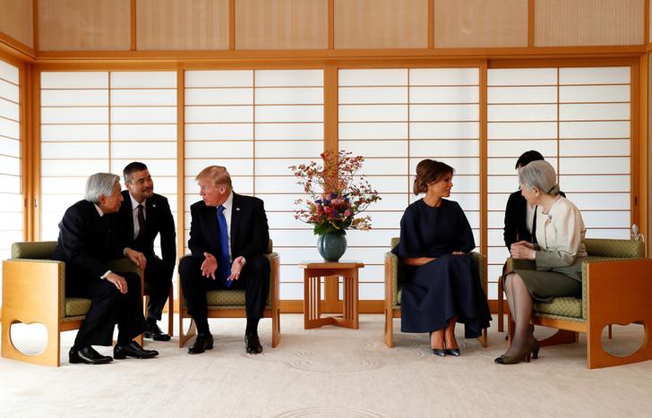 &Ocirc;ng Donald Trump kh&ocirc;ng c&uacute;i người ch&agrave;o Nhật ho&agrave;ng - Ảnh 5.