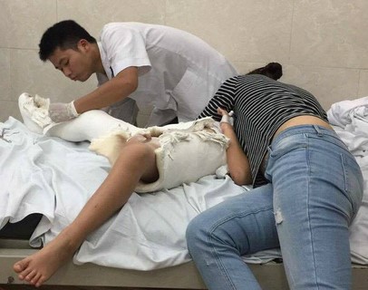 Đưa học sinh gãy chân ở trường Nam Trung Yên đi giám định