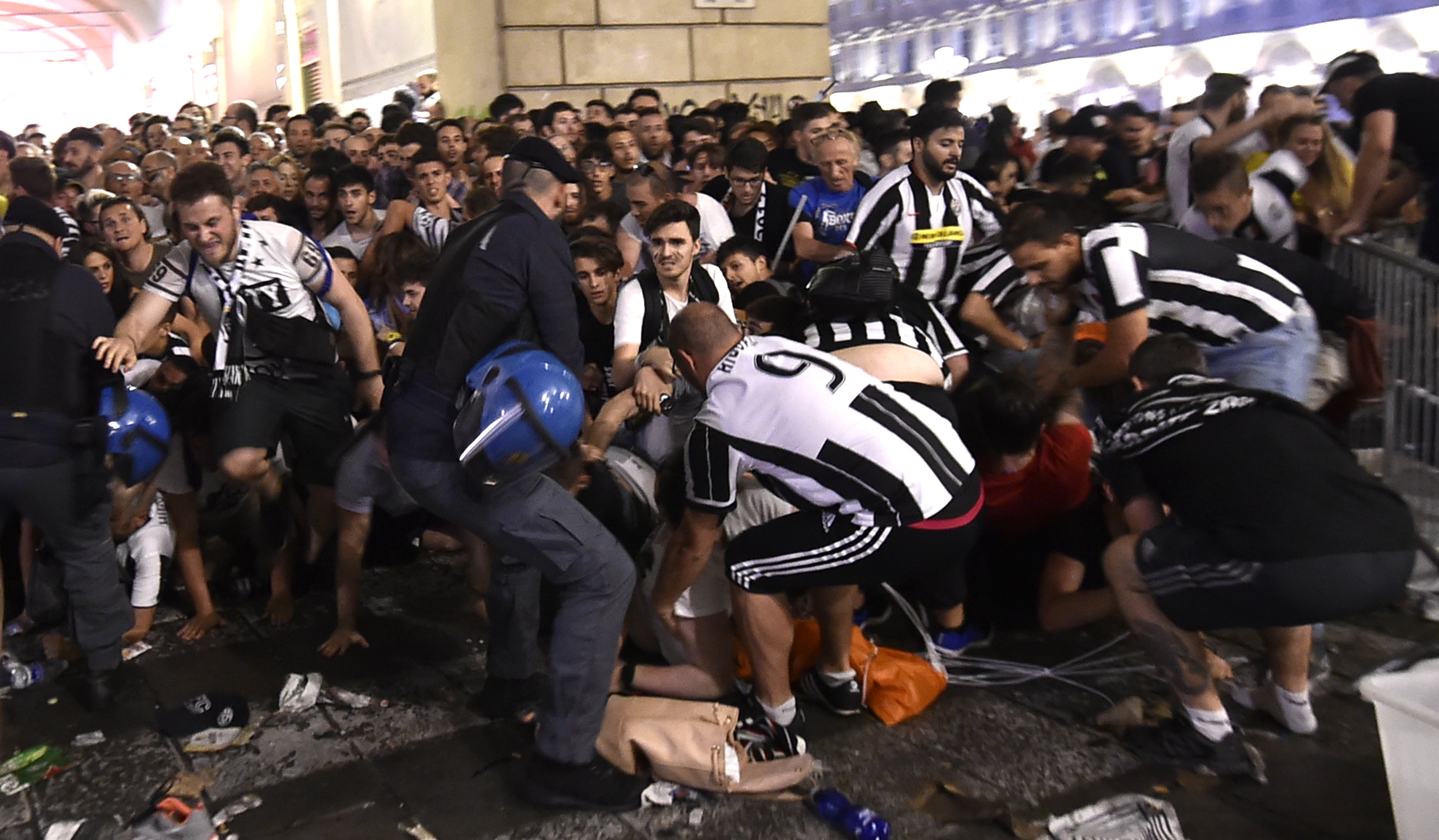 Nổ liên hoàn, CĐV Juventus dẫm đạp nhau thoát thân