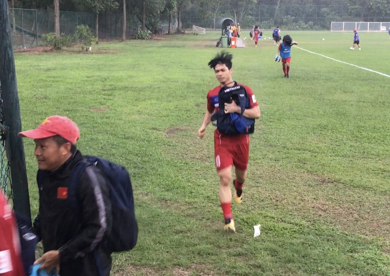 Cơn mưa đi ngang qua, U22 Việt Nam bỏ dở buổi tập