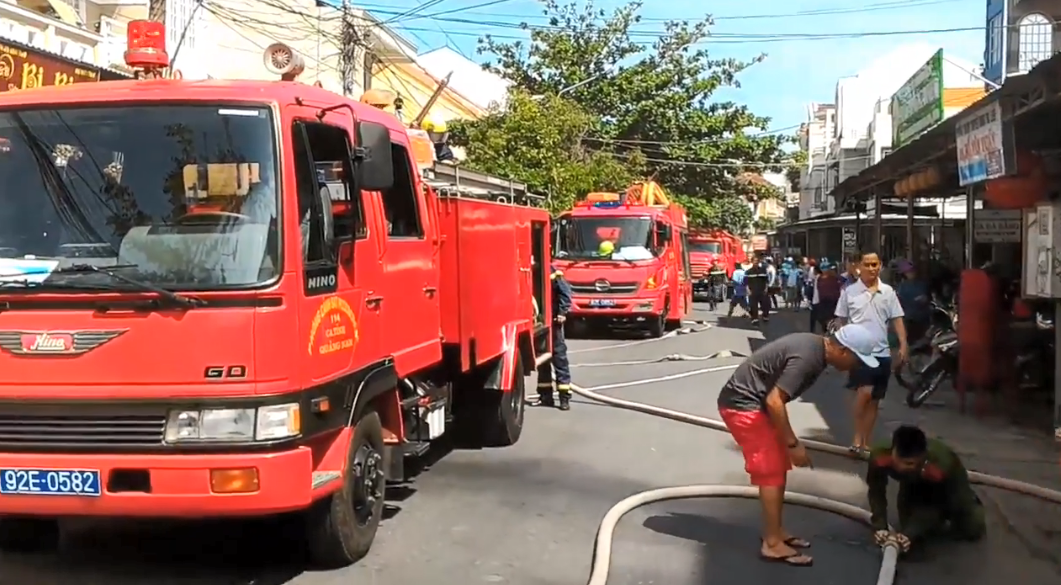 Gần 1 tiếng đồng hồ mới khống chế được cháy nhà ở Hội An - Ảnh 2.