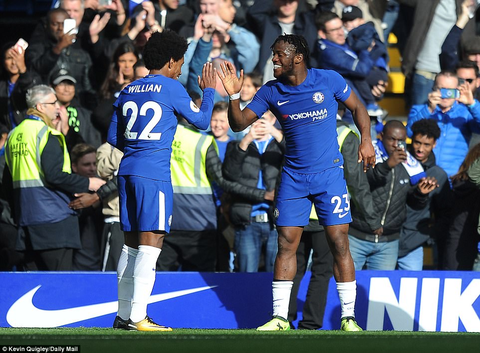 Giúp Chelsea thoát hiểm, Batshuayi "đá xoáy" HLV Conte