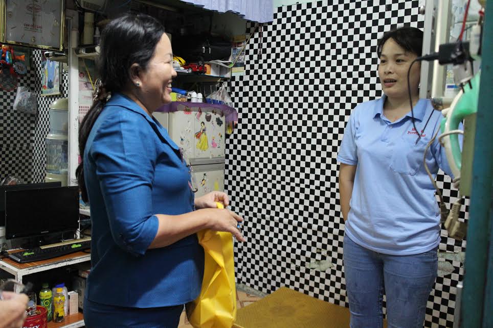 
;B&agrave; Nguyễn Thị Ngọc Đức, Chủ tịch LĐLĐ quận Thủ Đức, TP HCM, đến ch&uacute;c Tết tặng qu&agrave; cho c&ocirc;ng nh&acirc;n kh&ocirc;ng về qu&ecirc; ăn Tết
