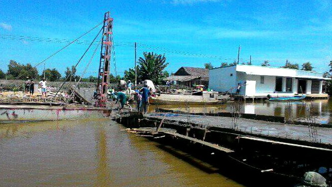 
trụ giữa bị l&uacute;n sập
