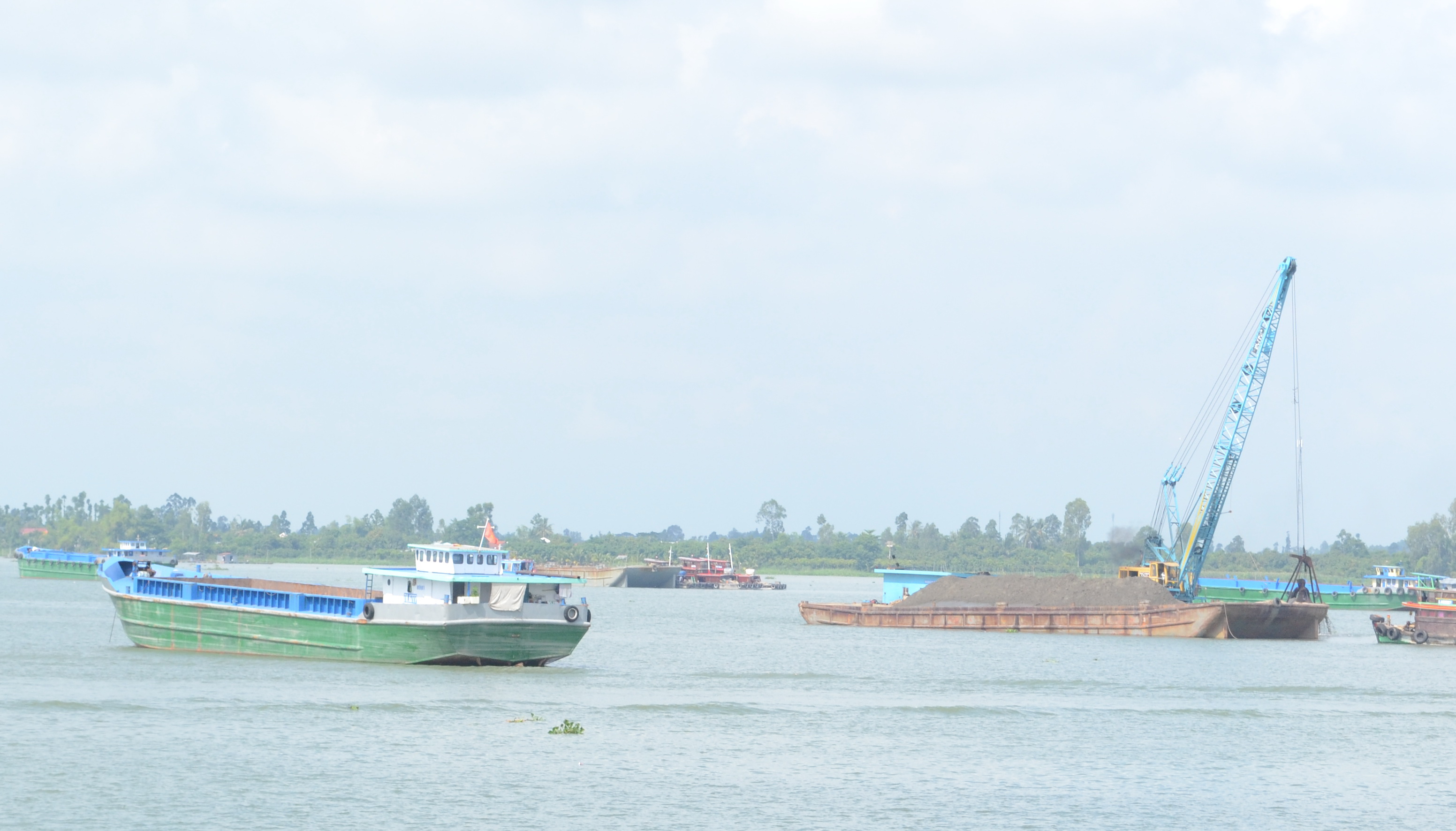 Sà lan chở cát gãy đôi dưới sông Tiền