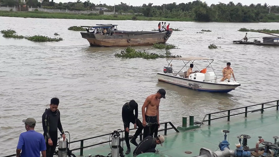 Tai nạn lúc thuyền trưởng sà lan đi vệ sinh?