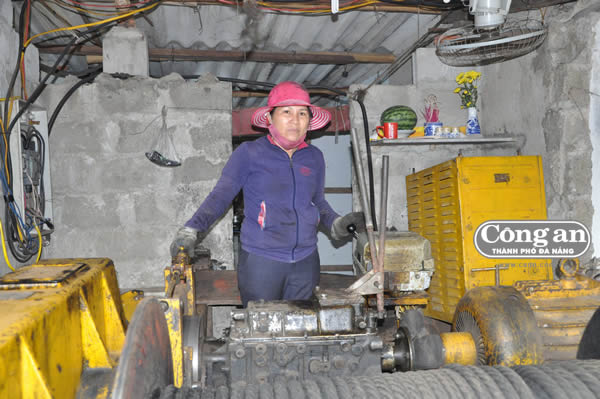 Người  "tranh" hết việc của đàn ông...
