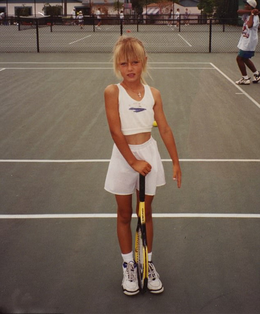 Tự truyện Sharapova: Tuổi thơ kh&ocirc;ng y&ecirc;n tĩnh - Ảnh 1.