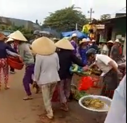 Cứ nghèo là biến đường thành chợ?