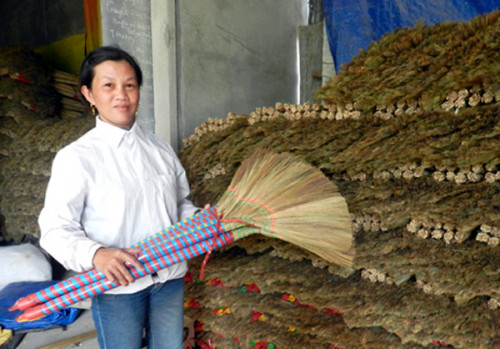 Độc đáo làng nghề chổi đót Hà Ân