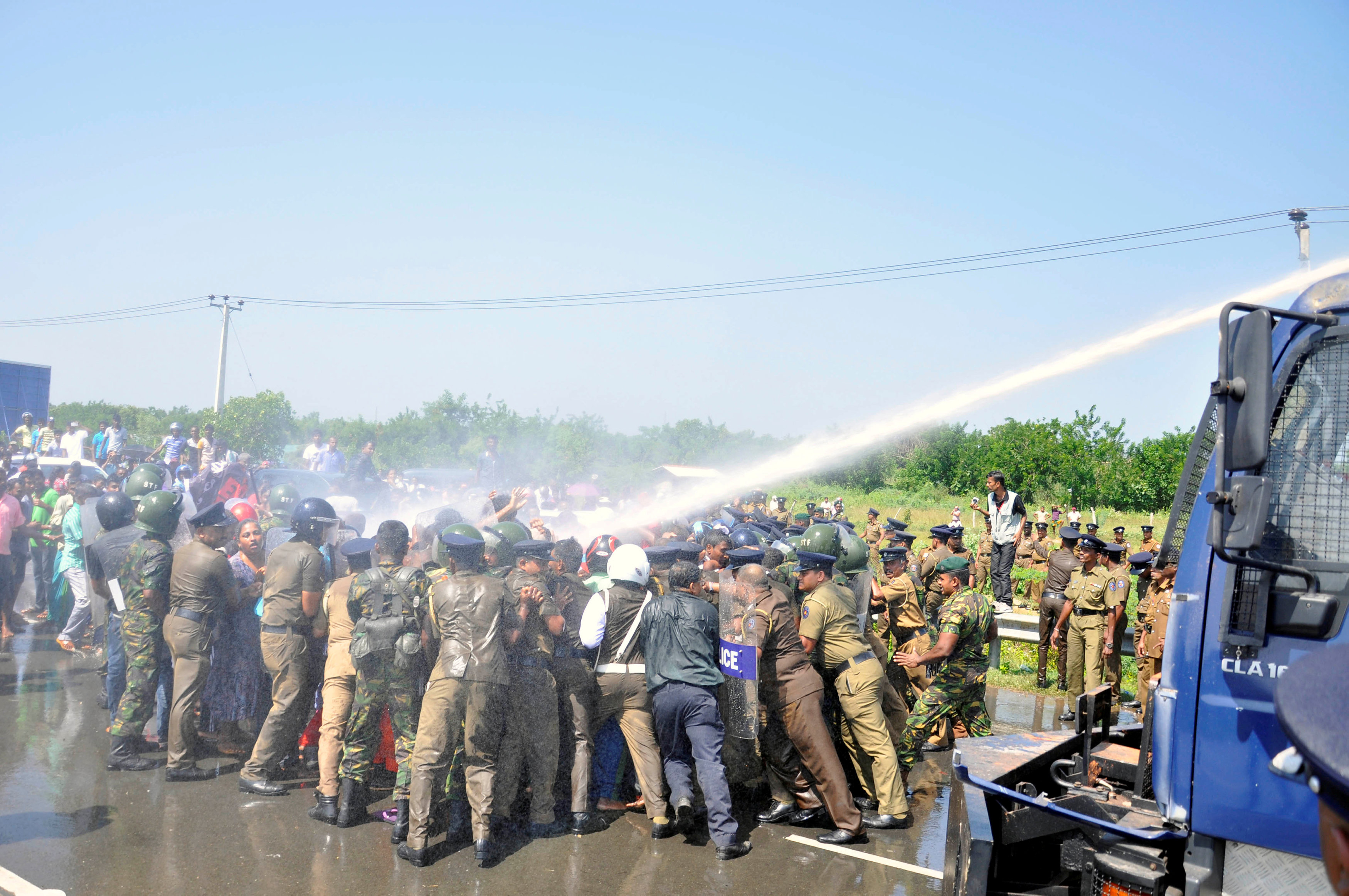 Cảnh sát đụng độ với người biểu tình ở Mirijjawila - Sri Lanka hôm 7-1 Ảnh: Reuters