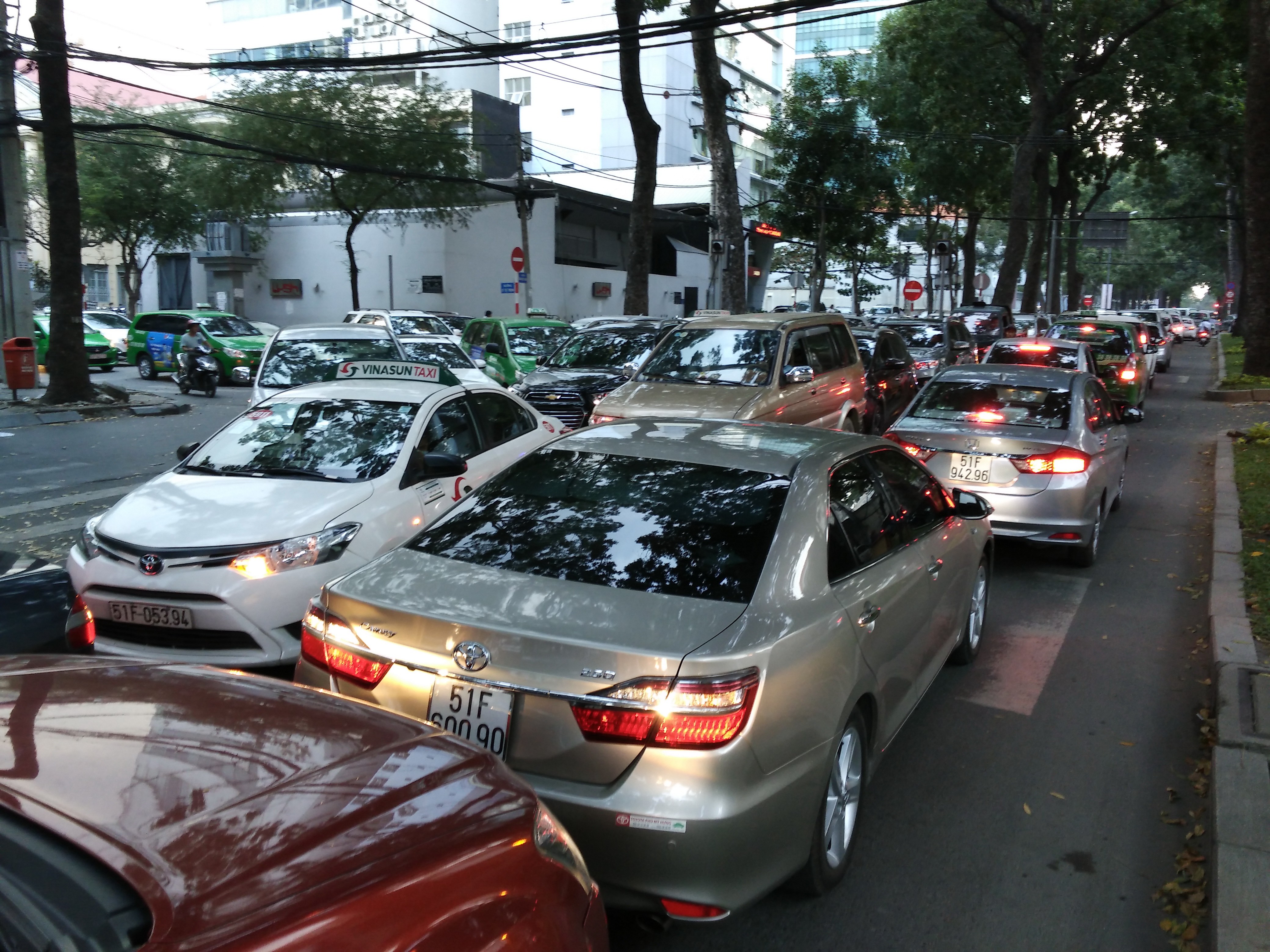 Xe chở khách 9 chỗ trở xuống chịu tội oan?