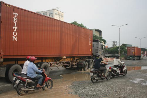 Đường bộ quá tải, đường sông đìu hiu