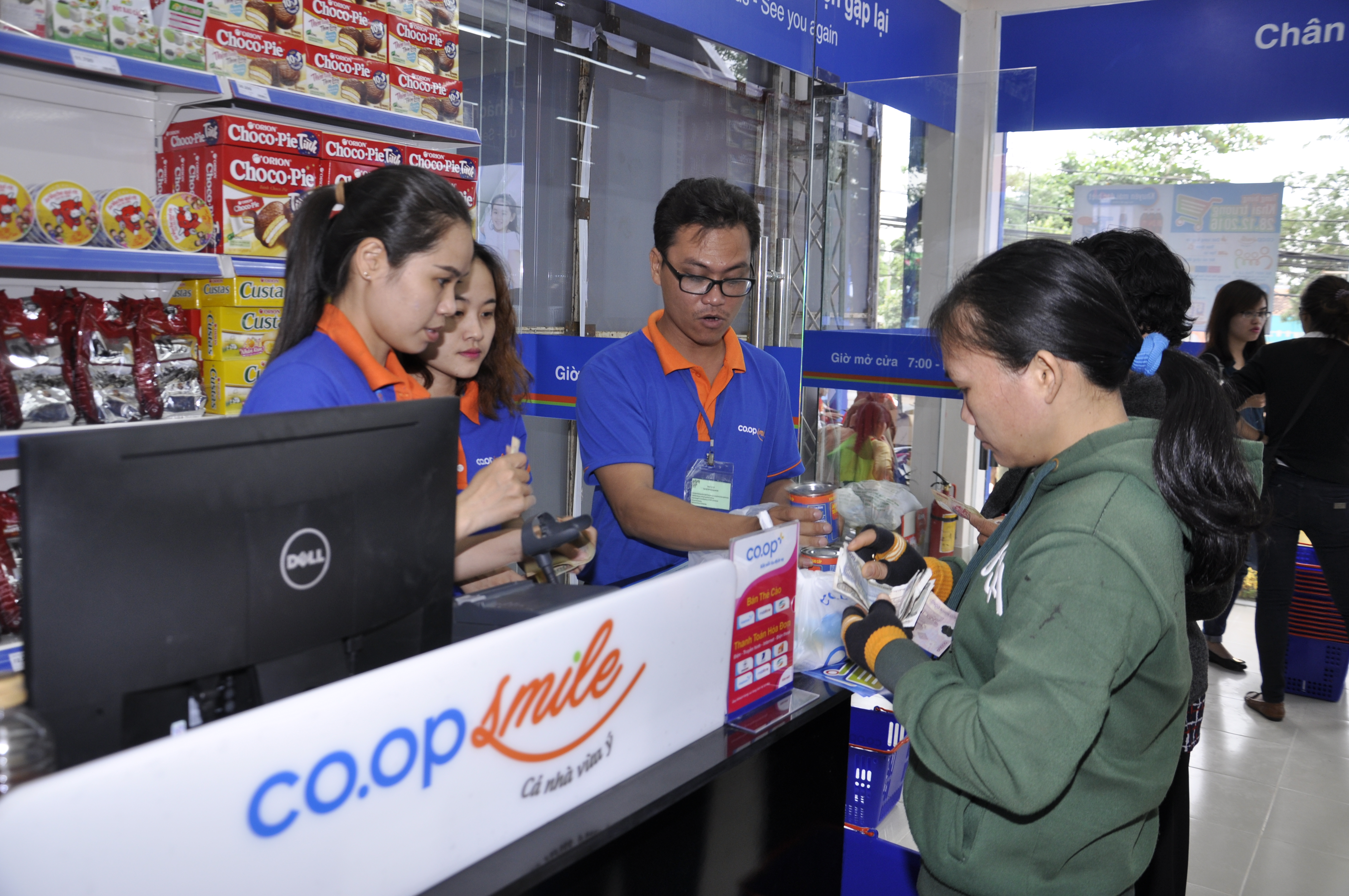 Cửa hàng tiện lợi so kè quyết liệt