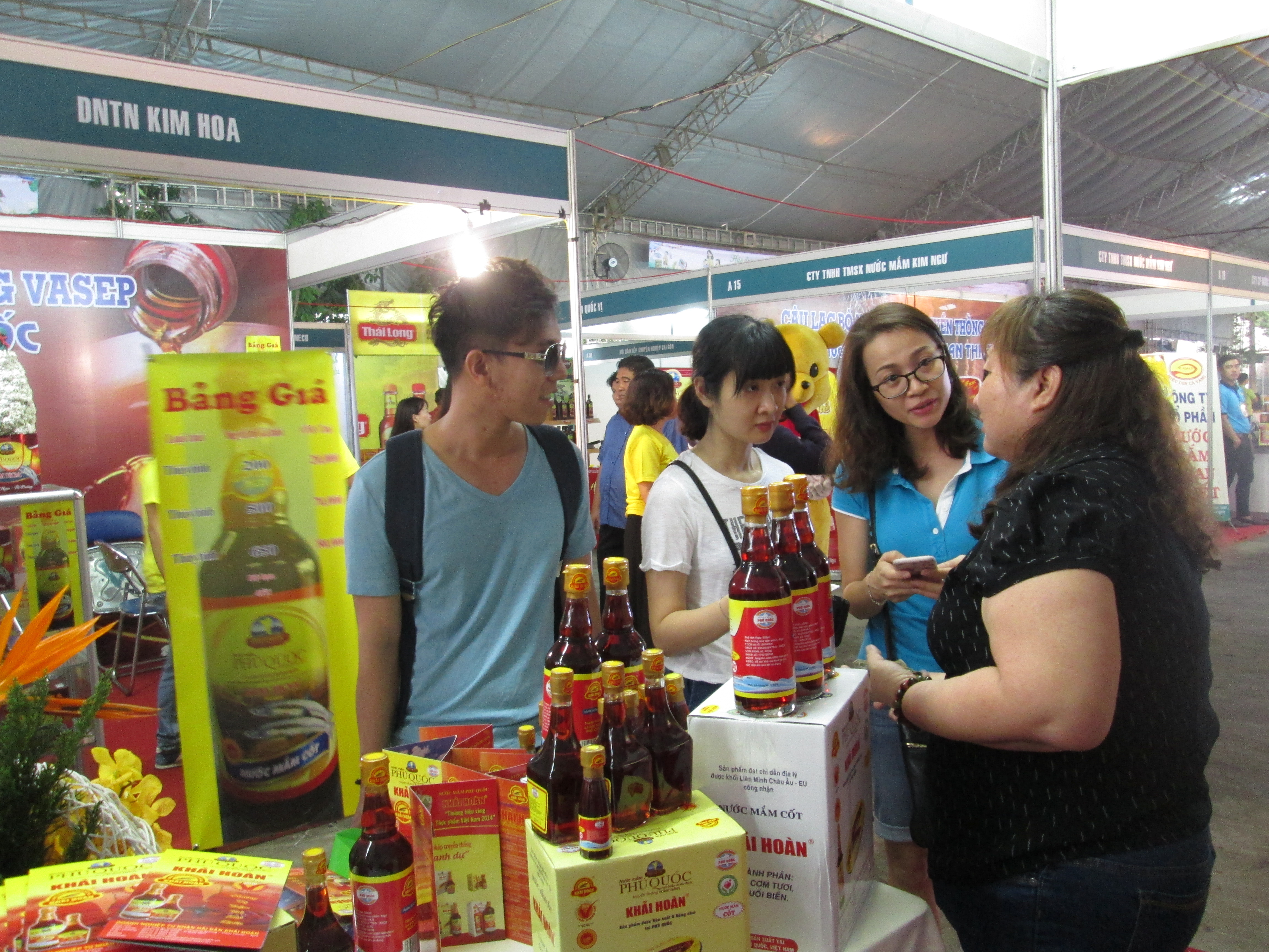 Nước mắm truyền thống lu&ocirc;n được người ti&ecirc;u d&ugrave;ng quan t&acirc;m tại c&aacute;c cuộc giới thiệu