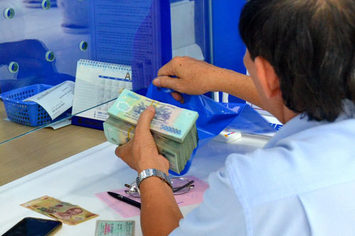 L&atilde;i suất tiền gửi ở một số ng&acirc;n h&agrave;ng bắt đầu giảm - Ảnh 1.
