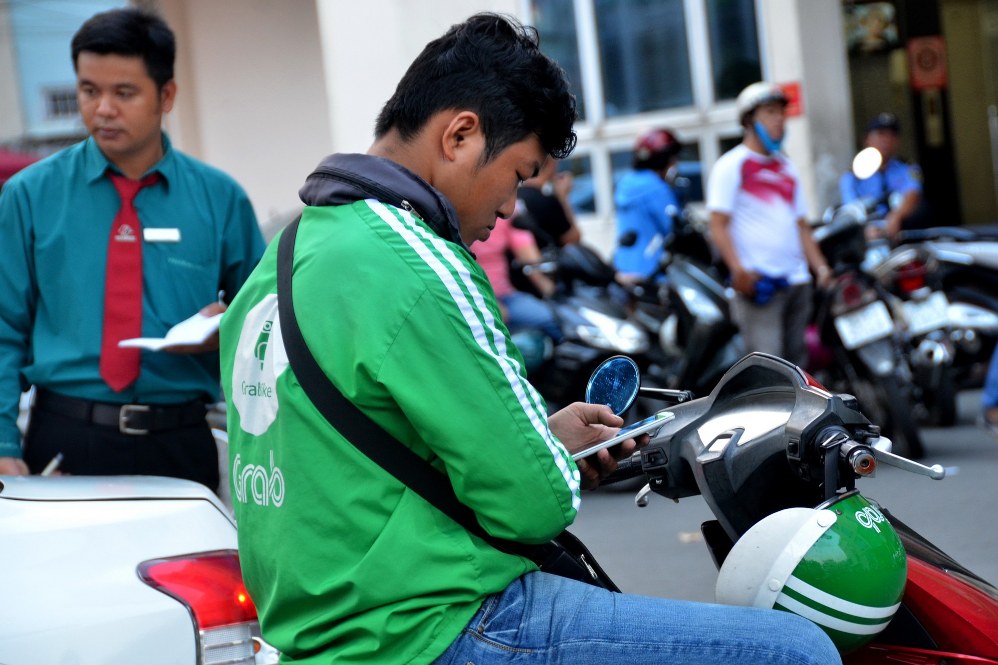 Tranh cãi nảy lửa về Uber, Grab