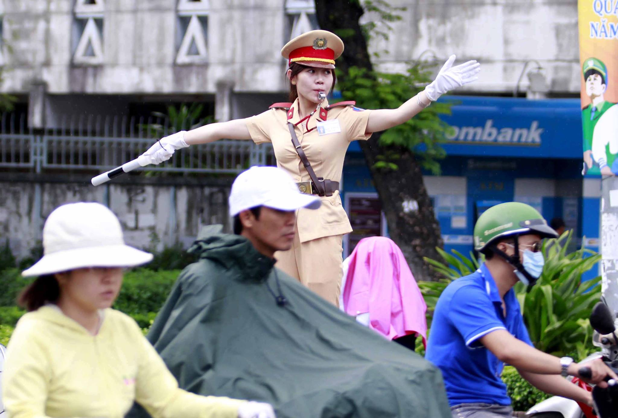 
C&aacute;c trường c&ocirc;ng an c&oacute; nhiều thay đổi trong tuyển sinh năm 2017. Trong ảnh: Nữ cảnh s&aacute;t giao th&ocirc;ng đang l&agrave;m nhiệm vụ tại một tuyến đường ở TP HCM Ảnh: Ho&agrave;ng Triều
