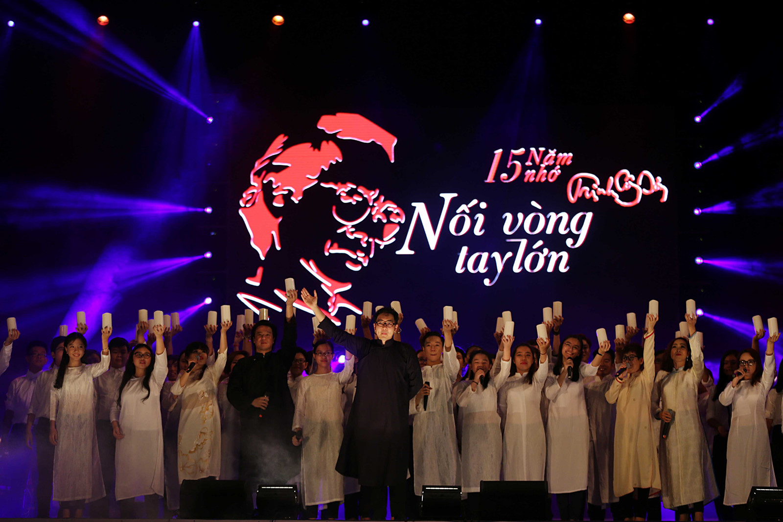Các em thiếu nhi của trường Soul Academi mở màn đêm nhạc Nối vòng tay lớn kỷ niệm 15 năm ngày mất của nhạc sĩ Trịnh Công Sơn với ca khúc chủ đề “Nối vòng tay lớn” (ảnh do chương trình cung cấp)
