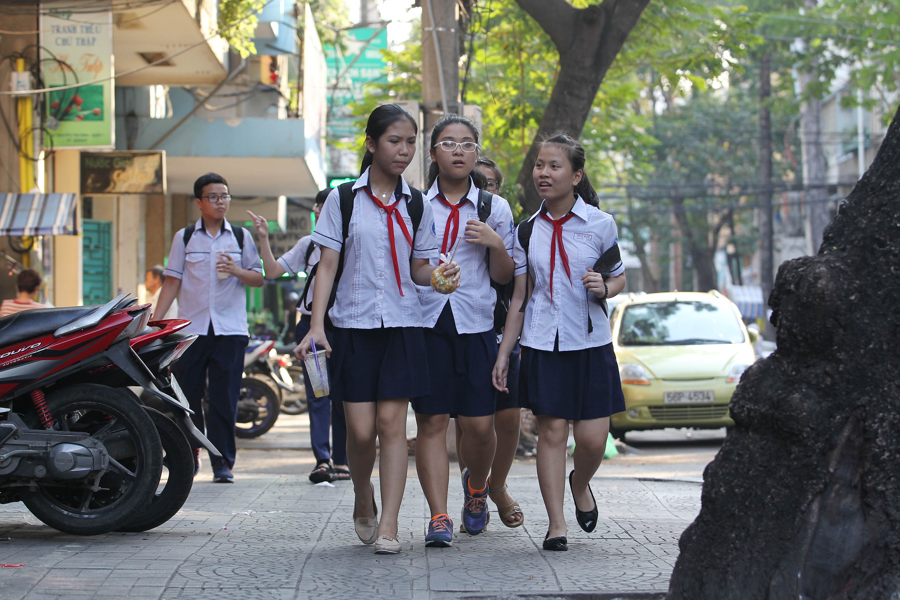 
Sau khi ra qu&acirc;n lập lại trật tự đ&ocirc; thị, vỉa h&egrave; ở đường Nguyễn Th&aacute;i B&igrave;nh, quận 1 đ&atilde; thuộc về người đi bộẢnh: HO&Agrave;NG TRIỀU

