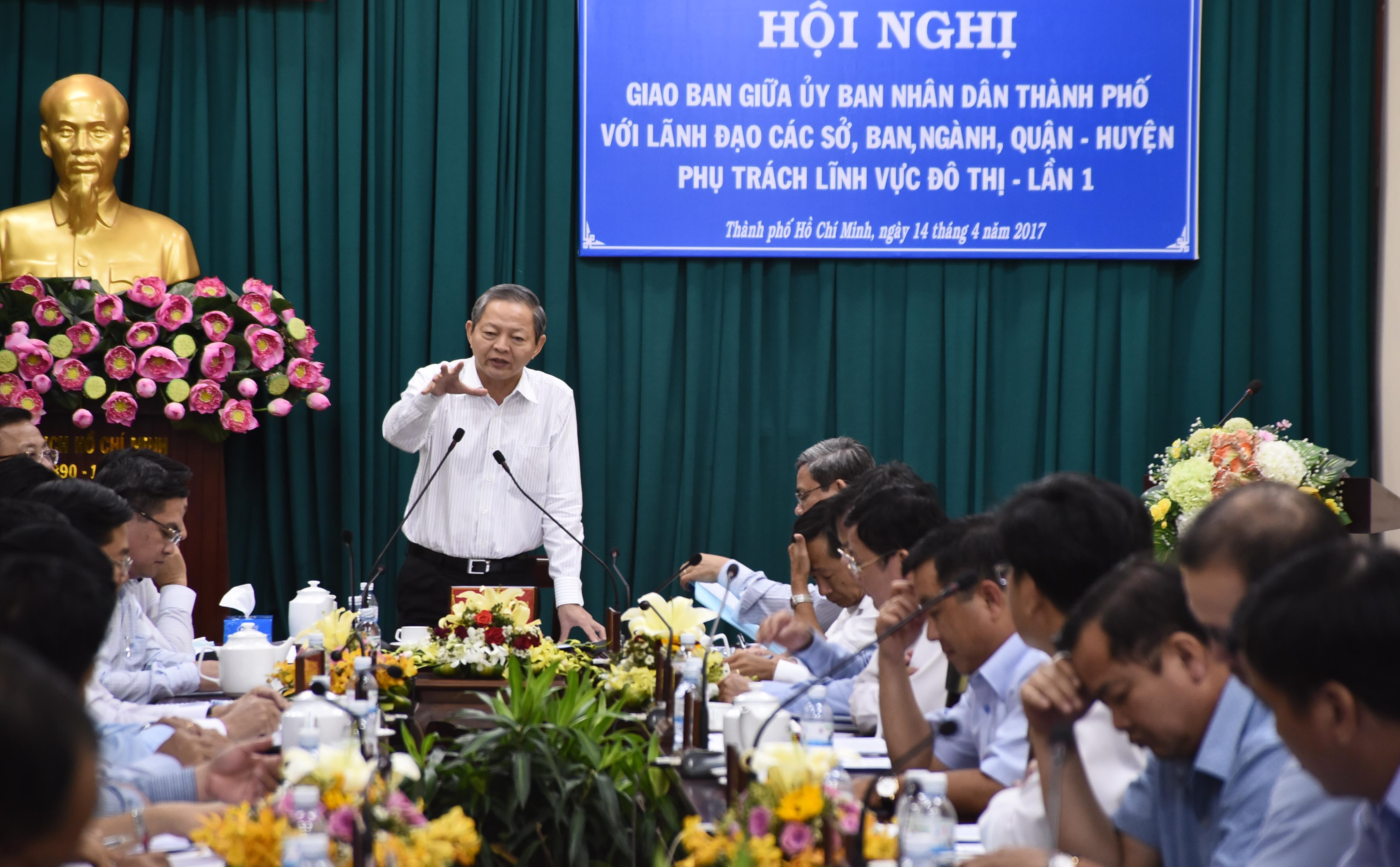 
Ph&oacute; Chủ tịch UBND TP HCM L&ecirc; Văn Khoa (đứng) y&ecirc;u cầu c&aacute;c địa phương phải nhanh ch&oacute;ng c&oacute; giải ph&aacute;p đề xuất l&ecirc;n UBND TP để quản l&yacute; đ&ocirc; thị hữu hiệu nhất
