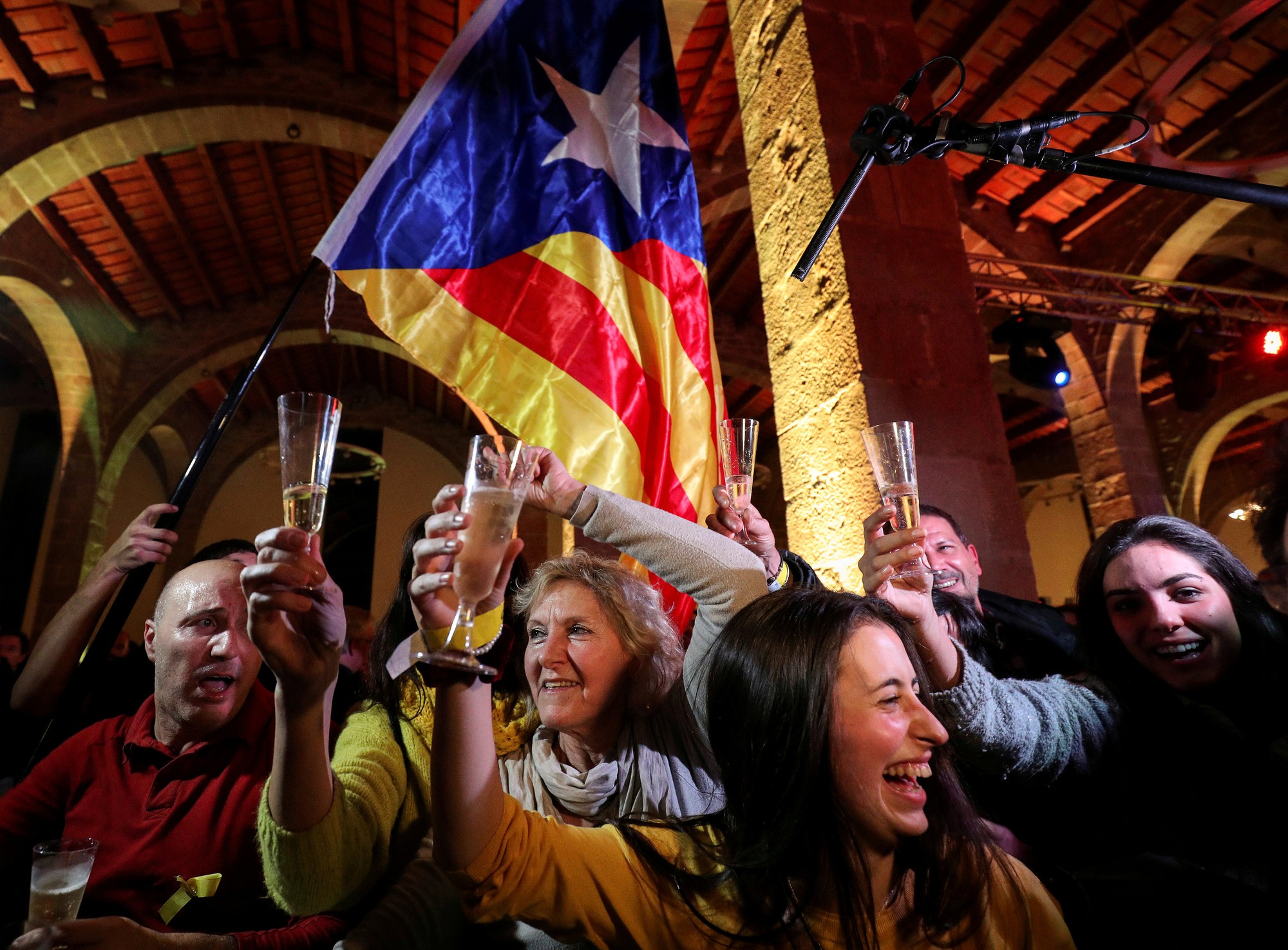 Catalonia: Khó phân thắng bại