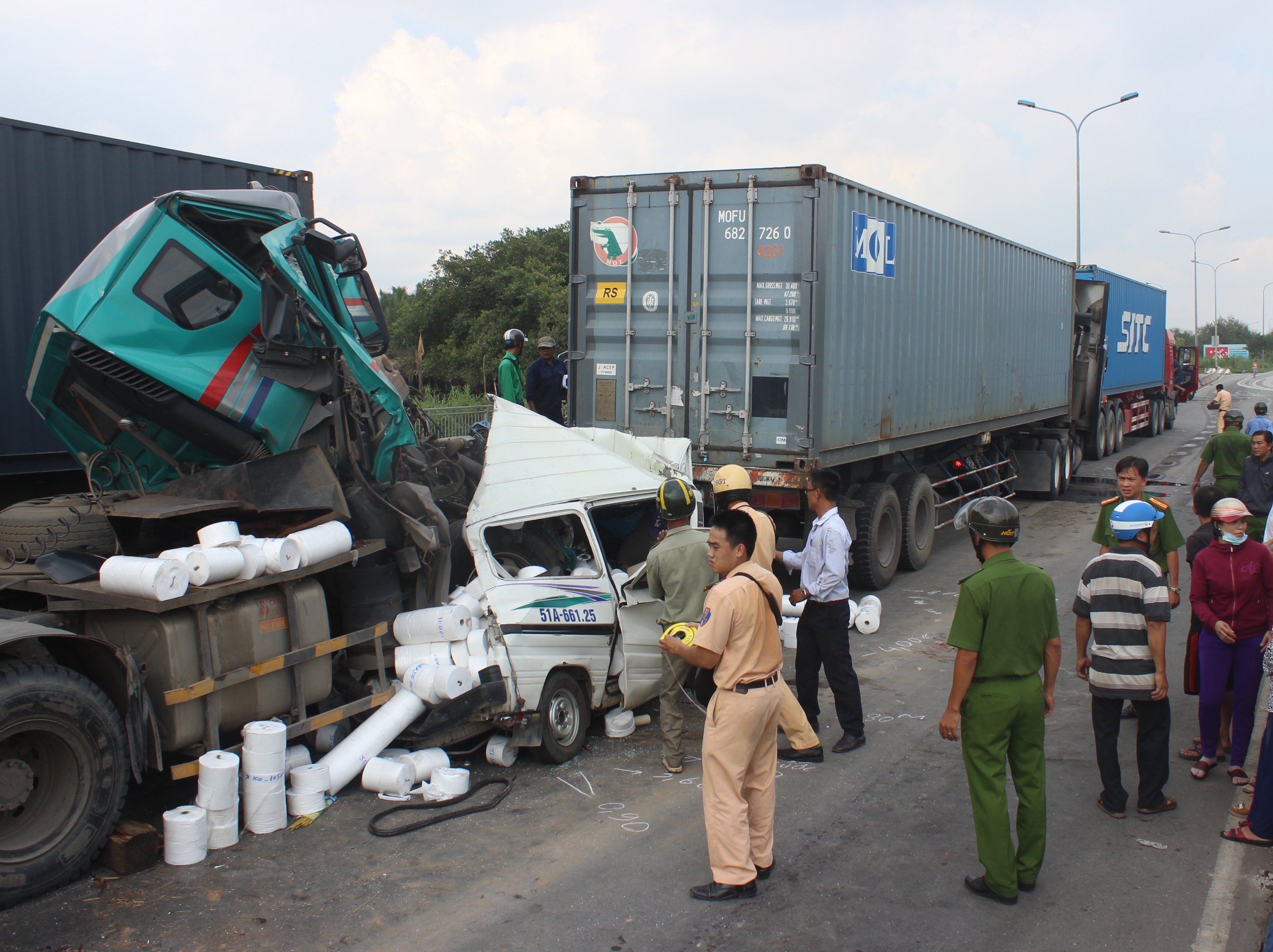 
Hiện trường vụ tai nạn kinh ho&agrave;ng ở đoạn đổ dốc cầu Ph&uacute; Mỹ (quận 2, TP HCM) khi chiếc xe container t&ocirc;ng li&ecirc;n ho&agrave;n nhiều xe khiến một người chết Ảnh: GIA MINH
