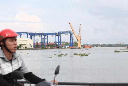 Đường bộ quá tải, đường sông đìu hiu - Ảnh 2.