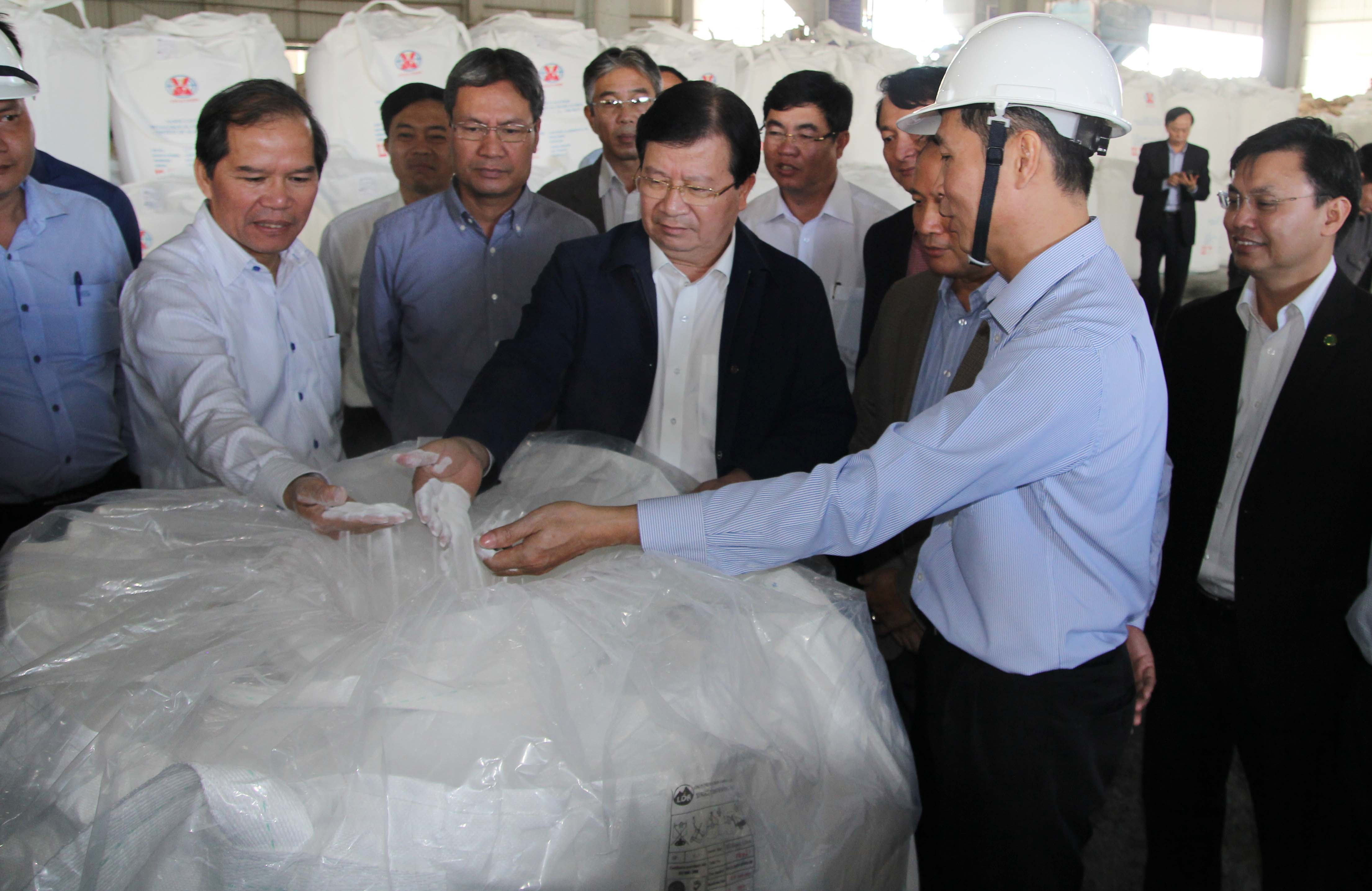 Phó Thủ tướng Trịnh Đình Dũng kiểm tra hoạt động sản xuất tại Tổ hợp bauxite - nhôm Lâm Đồng Ảnh: Đình Thi