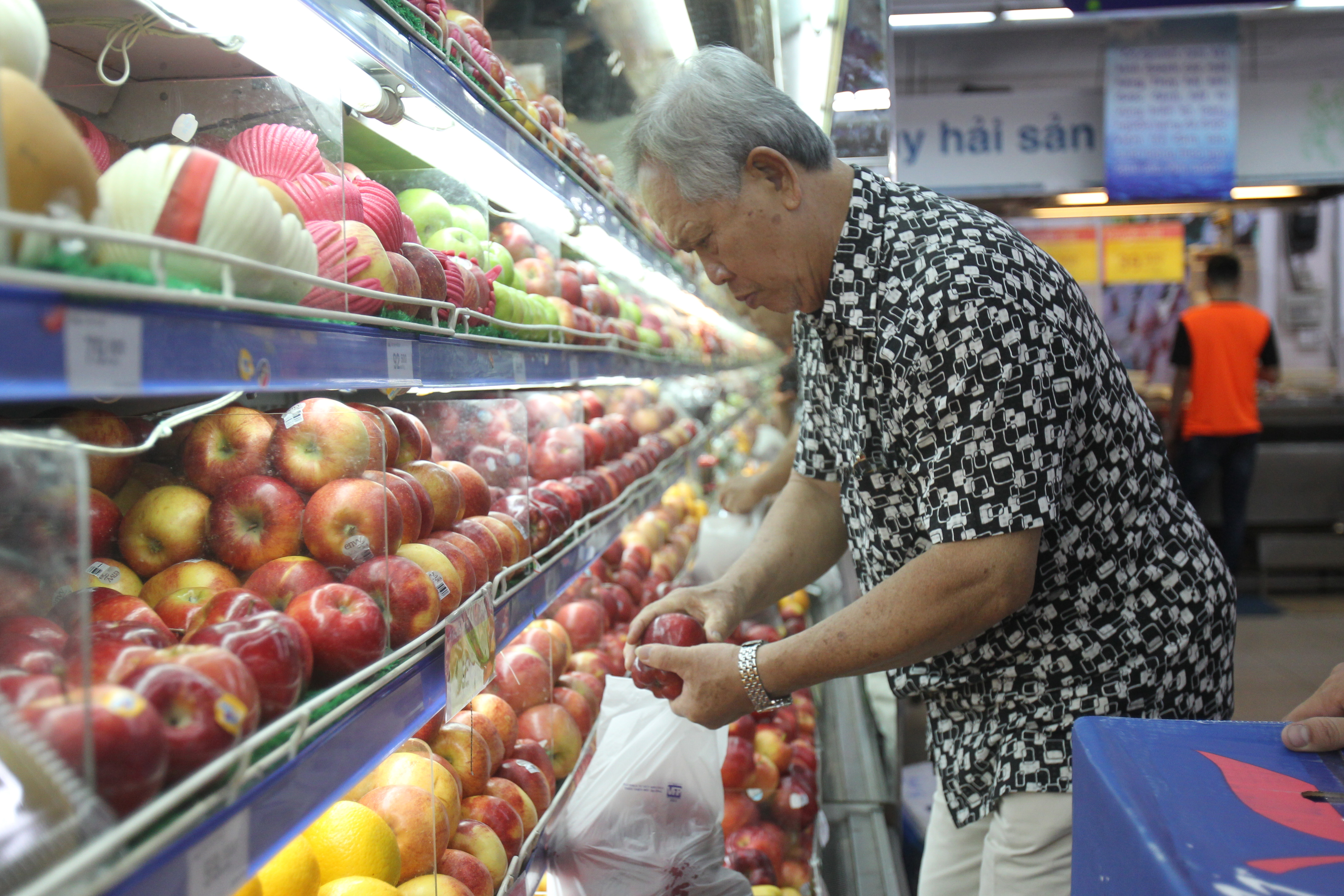 Nhập khẩu ồ ạt, hàng nội lao đao