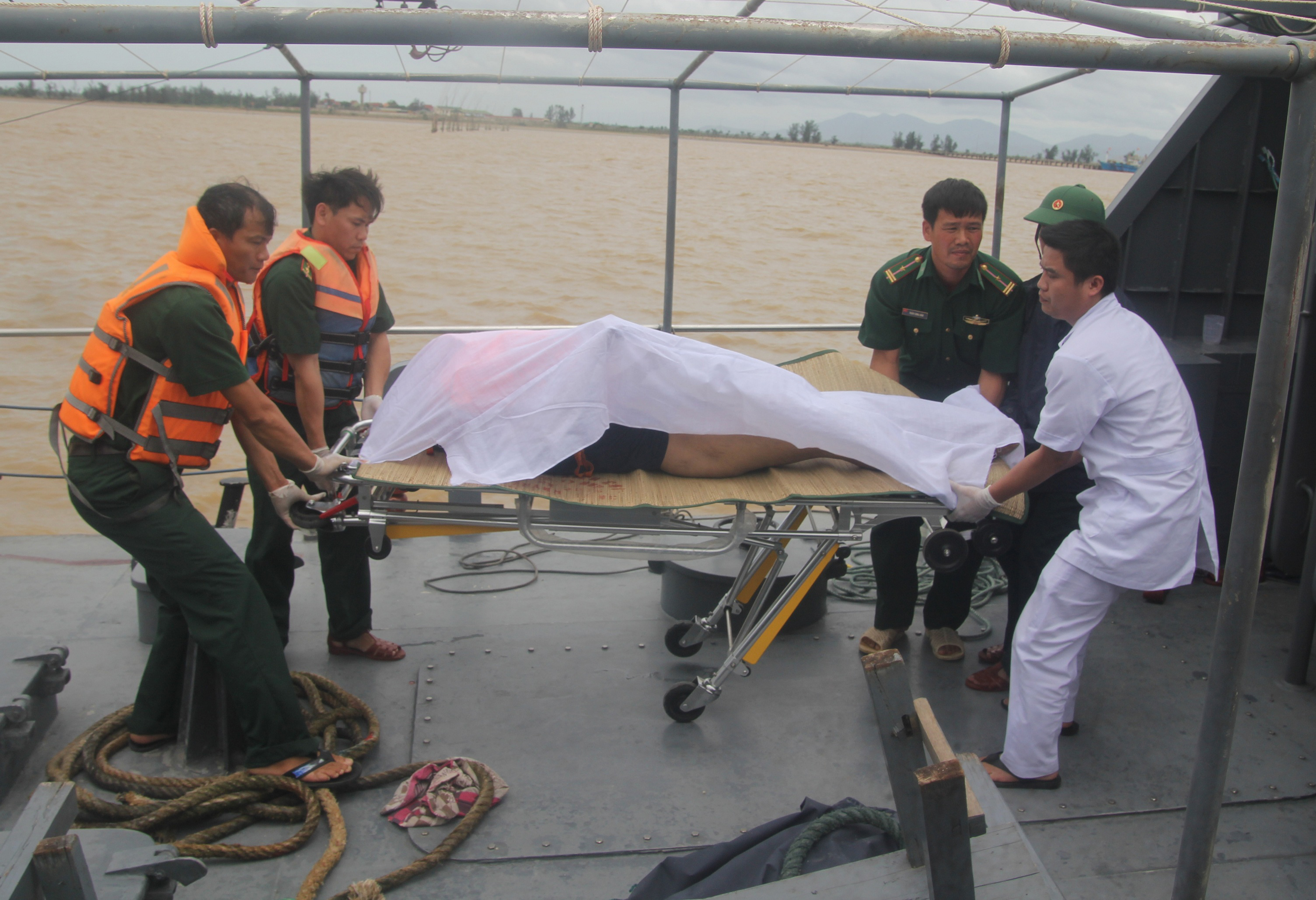 Nỗ lực cứu người sau bão