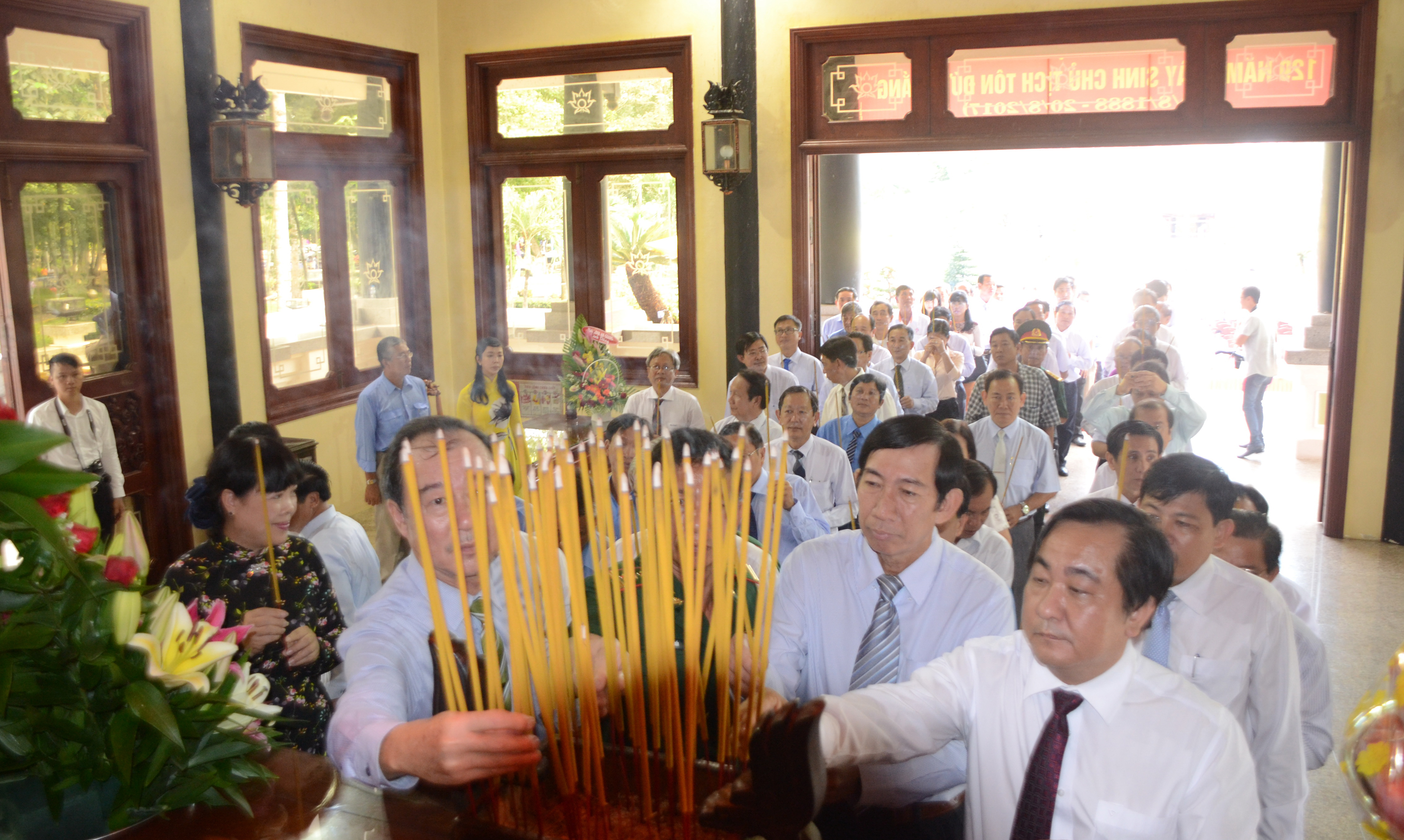 Bác Tôn - tấm gương ngời sáng