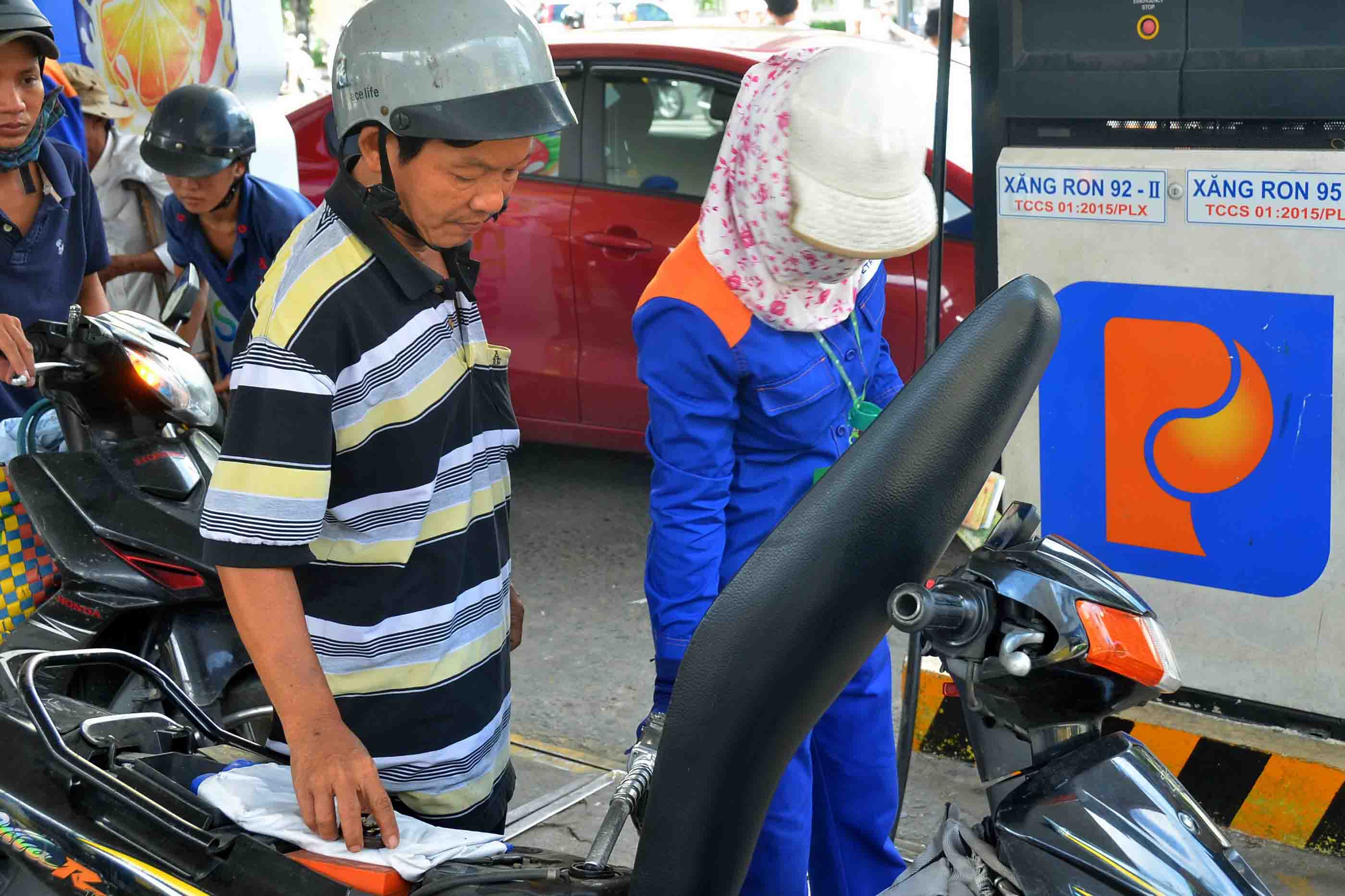 Petrolimex l&atilde;i đậm nhờ đặc quyền? - Ảnh 1.