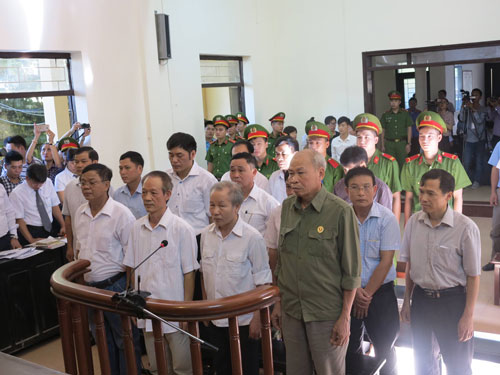 Giao đất cho người thân đứng tên