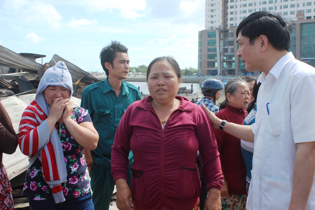 Ông Bùi Văn Cường (bìa phải), Chủ tịch Tổng LĐLĐ Việt Nam, động viên người dân