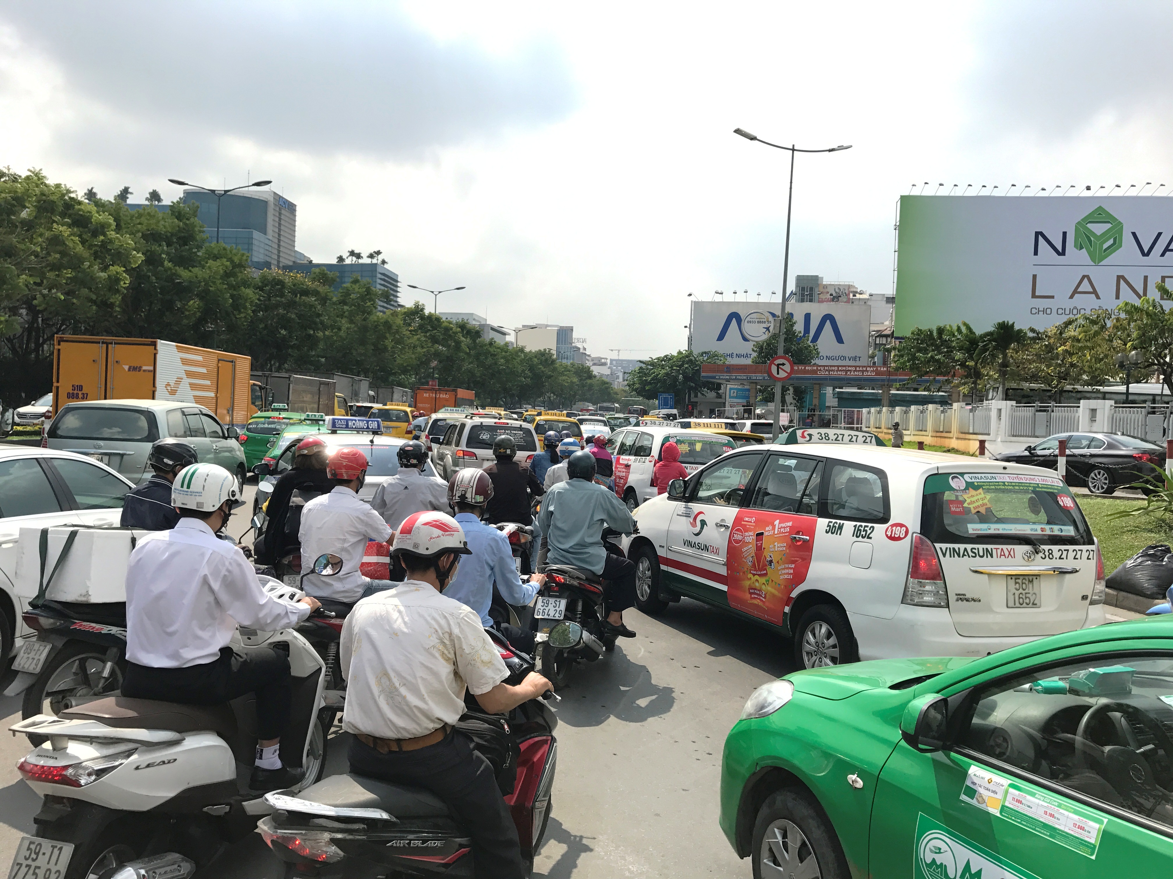 
Taxi nối đu&ocirc;i nhau, ken d&agrave;y thường xuy&ecirc;n g&acirc;y &aacute;ch tắc giao th&ocirc;ng tr&ecirc;n đường Trường Sơn (quận T&acirc;n B&igrave;nh, TP HCM) Ảnh: GIA MINH
