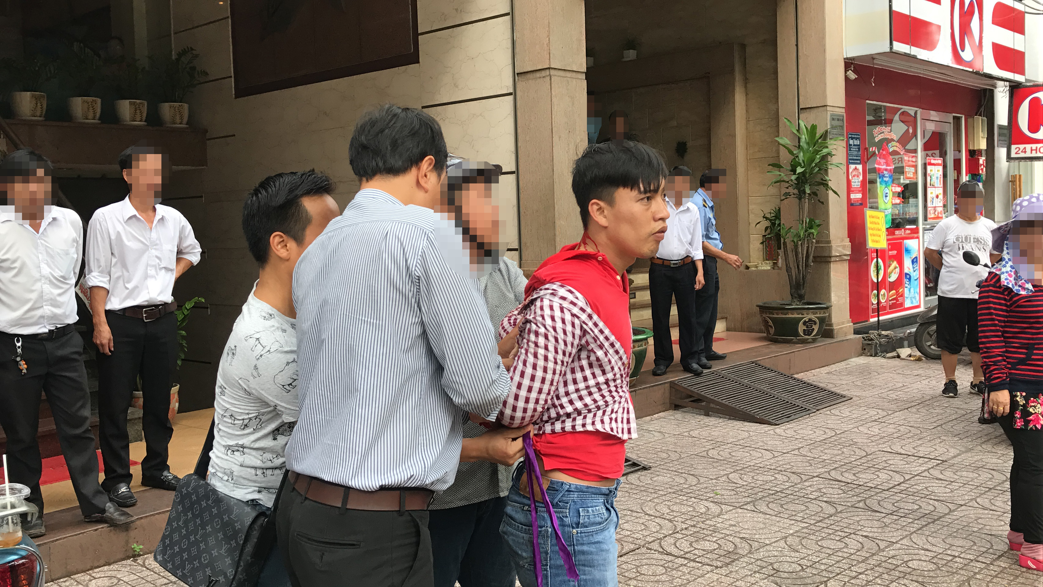 Băn khoăn khen thưởng bắt tội phạm