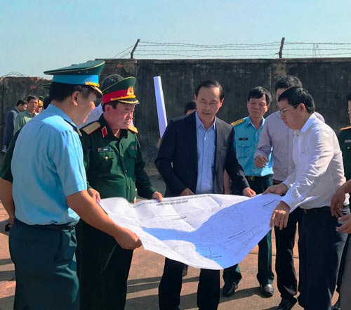 Lãnh đạo Bộ Quốc phòng và Bộ Giao thông Vận tải khảo sát khu vực đất sẽ bàn giao cho sân bay Tân Sơn Nhất Ảnh: Gia Minh