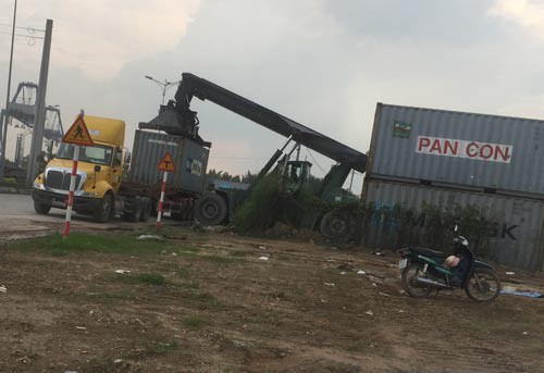 Công khai dồn hàng, sang tải