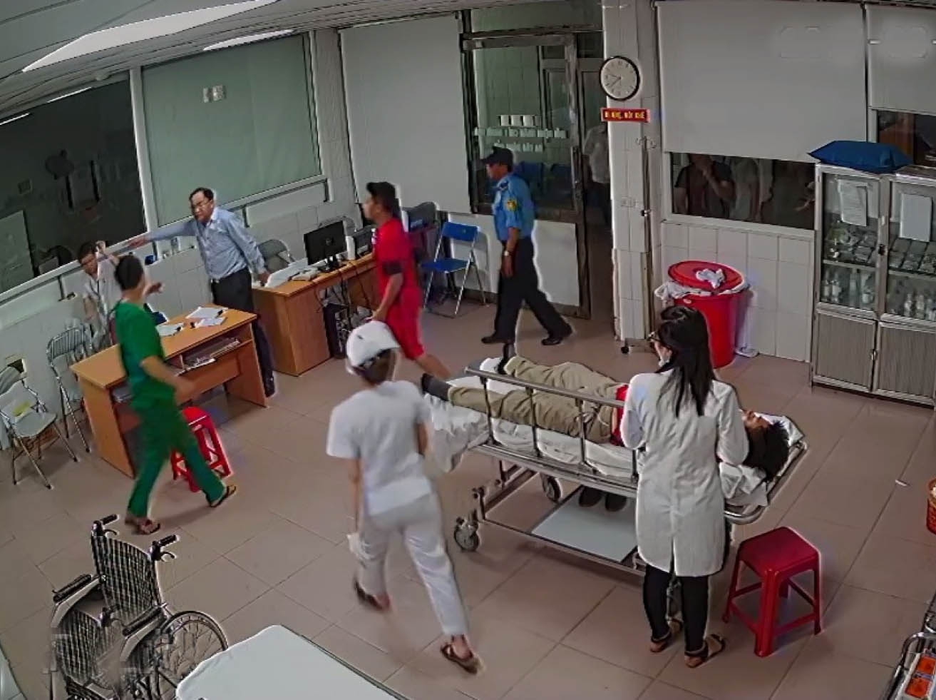 Bác sĩ nơm nớp lo... bạo hành!