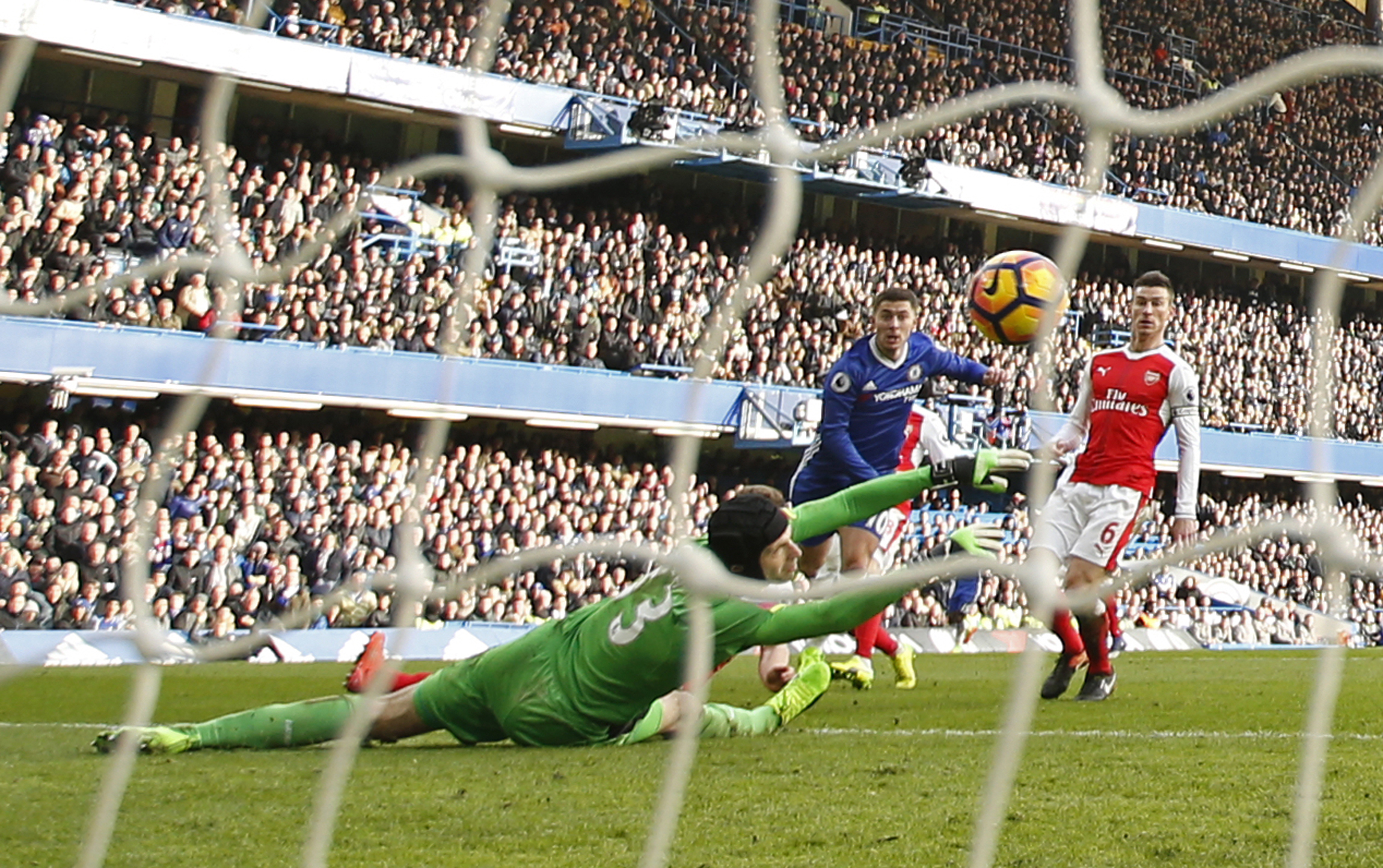 Thua tan nát, Arsenal đẩy cúp cho Chelsea
