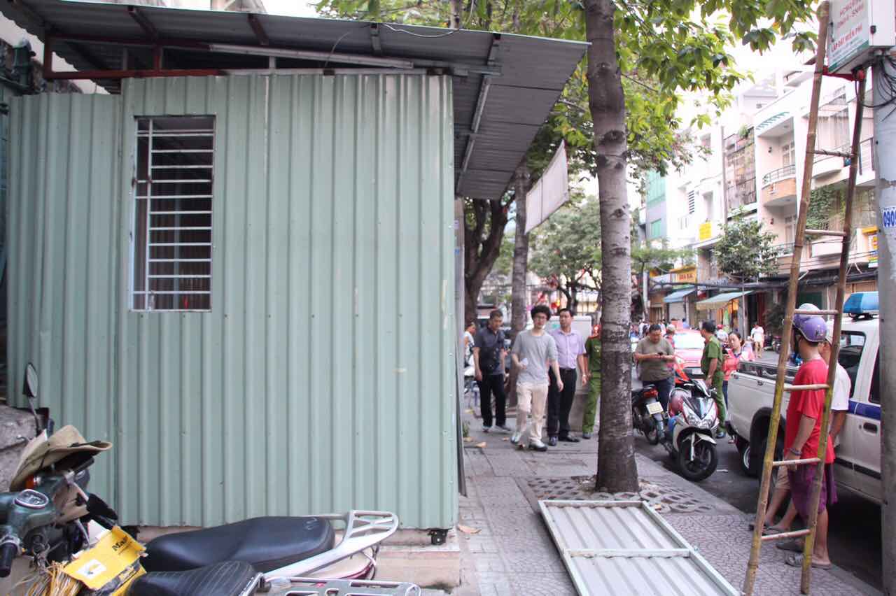 Do chiếm dụng vỉa h&egrave; n&ecirc;n lối d&agrave;nh cho người đi bộ bị thu hẹp, mất mỹ quan đ&ocirc; thị