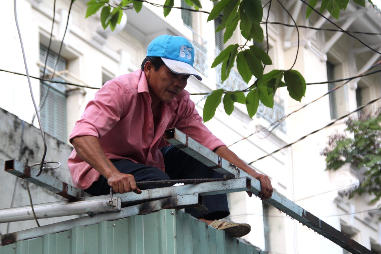 C&ocirc;ng nh&acirc;n th&aacute;o dỡ phần m&aacute;i