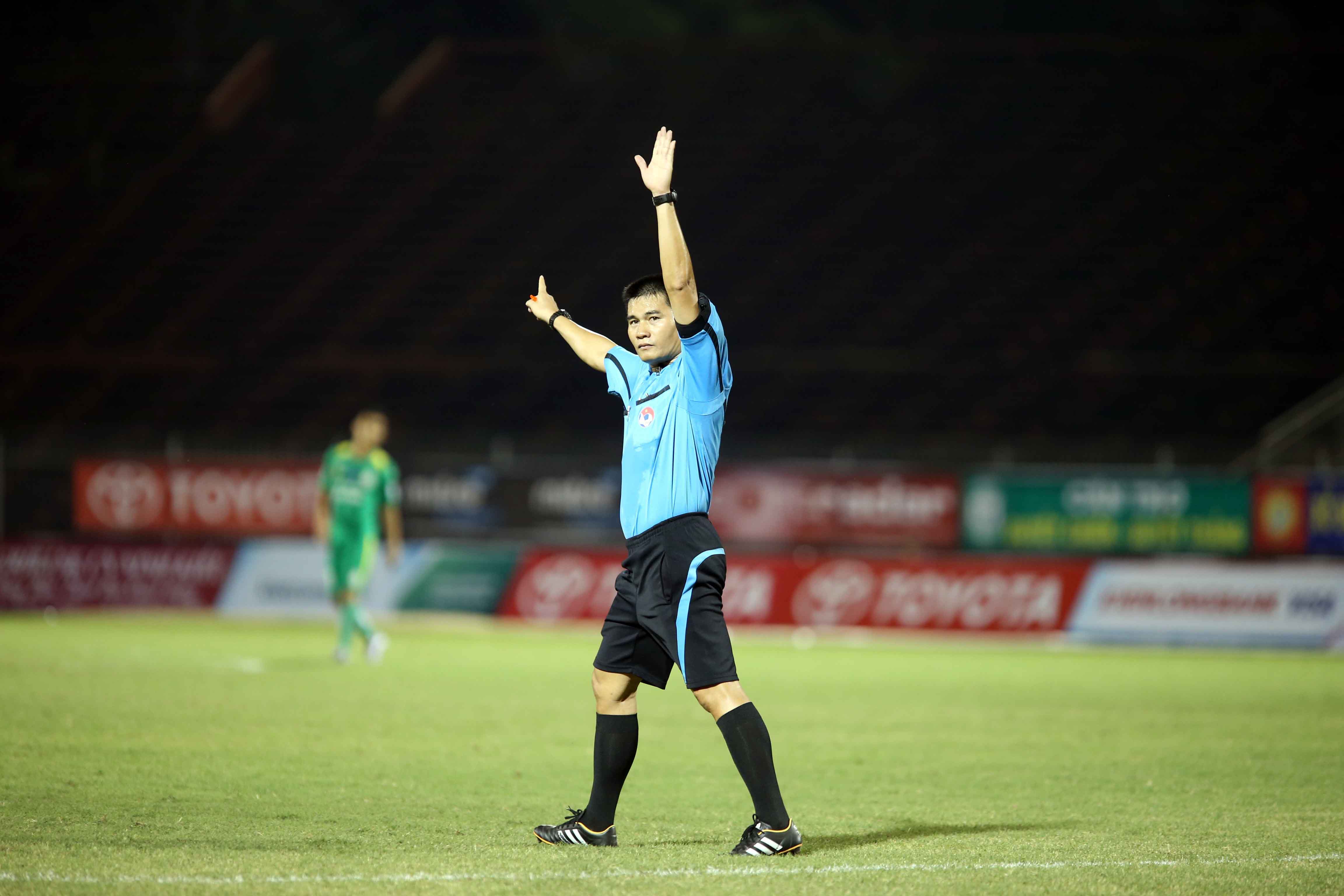 V-League lại nóng vì trọng tài
