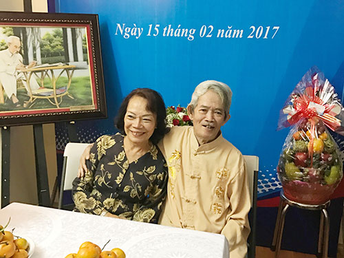 
Vợ chồng NSND Huỳnh Nga cười m&atilde;n nguyện trong căn hộ mới được cấp của m&igrave;nh

