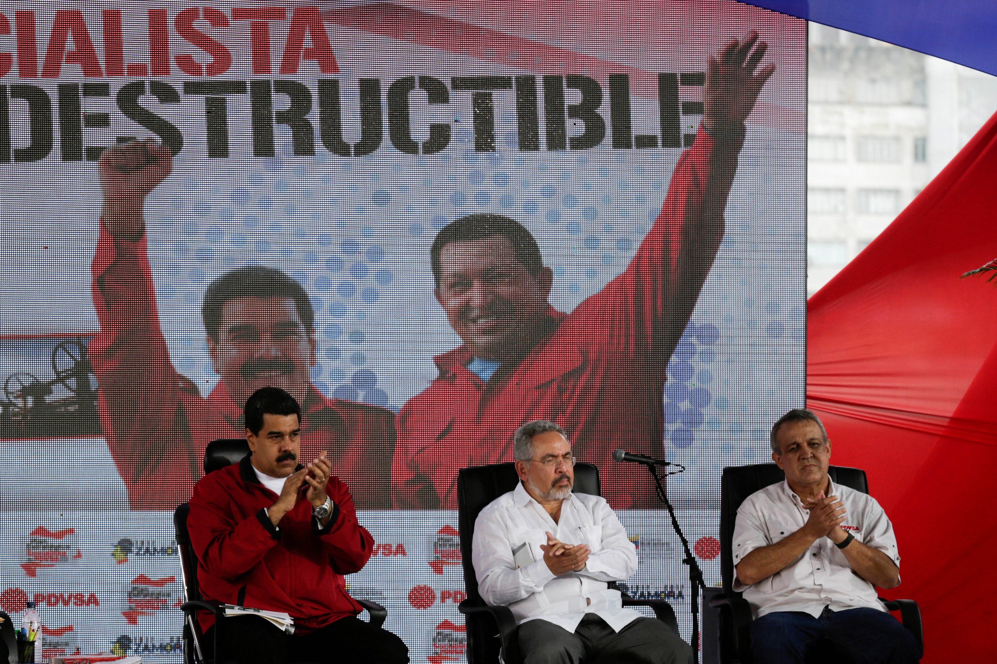Venezuela "dọn dẹp" ngành dầu