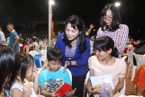 B&agrave; Trần Kim Yến, Chủ tịch LĐLĐ TP HCM, l&igrave; x&igrave; cho con c&ocirc;ng nh&acirc;n Ảnh: HO&Agrave;NG TRIỀU
