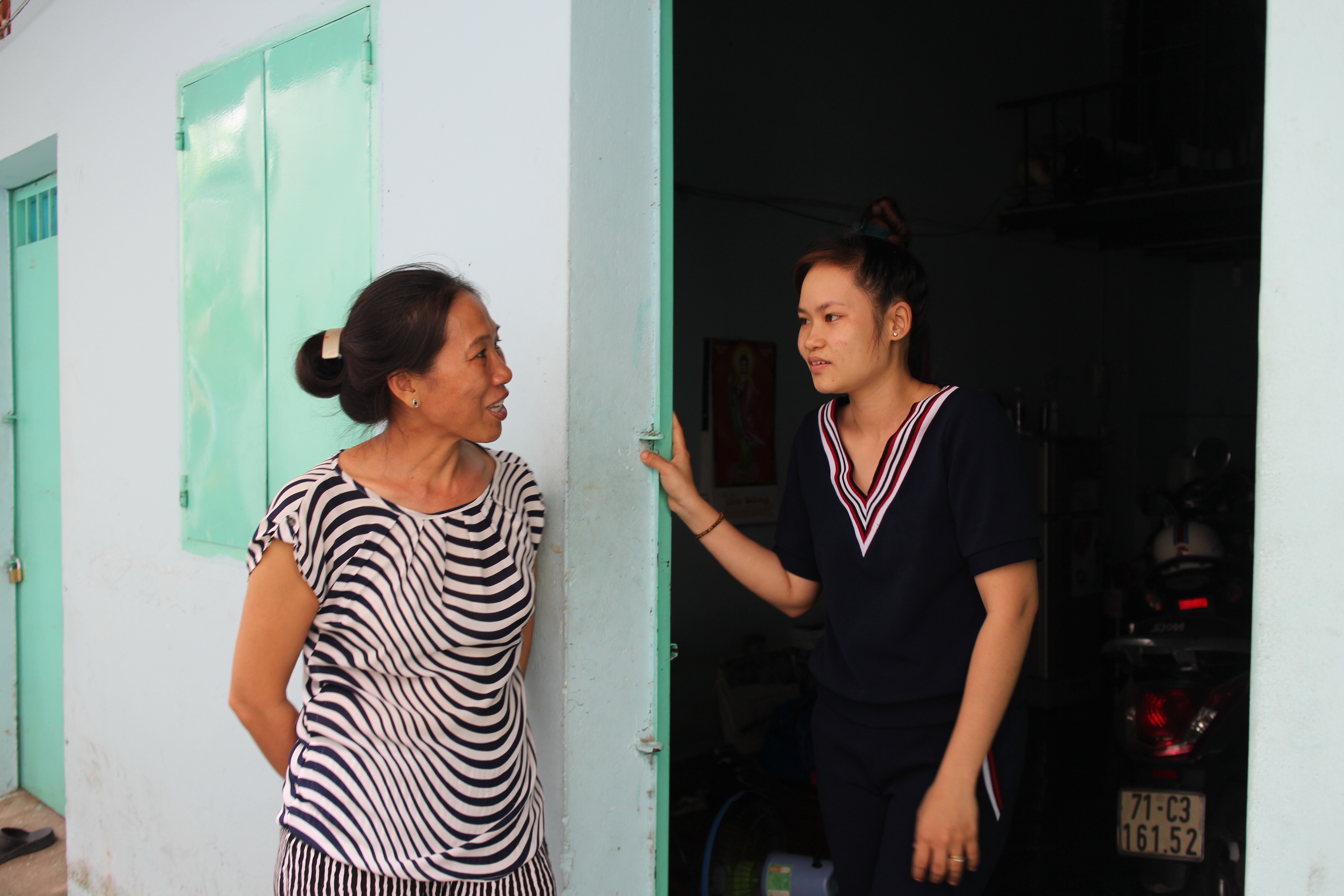 Bà Lê Phạm Ngân Hà (bên trái) thường xuyên thăm hỏi đời sống công nhân ở trọ