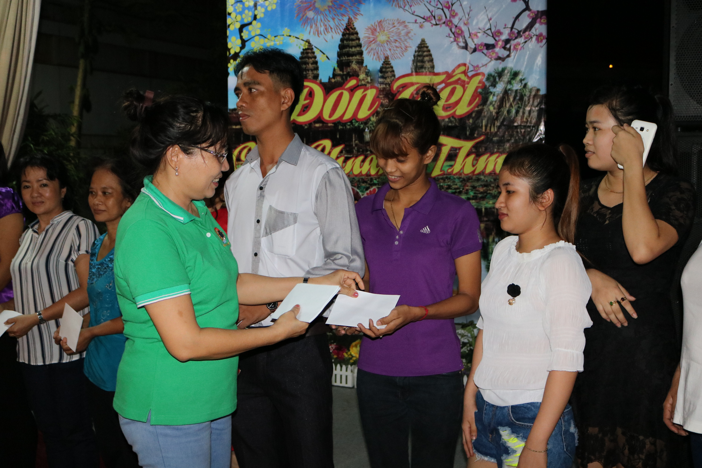 
B&agrave; Đ&agrave;m Minh Hoa l&igrave; x&igrave; cho c&ocirc;ng nh&acirc;n dịp Tết cổ truyền của d&acirc;n t&ocirc;̣c Khmer

